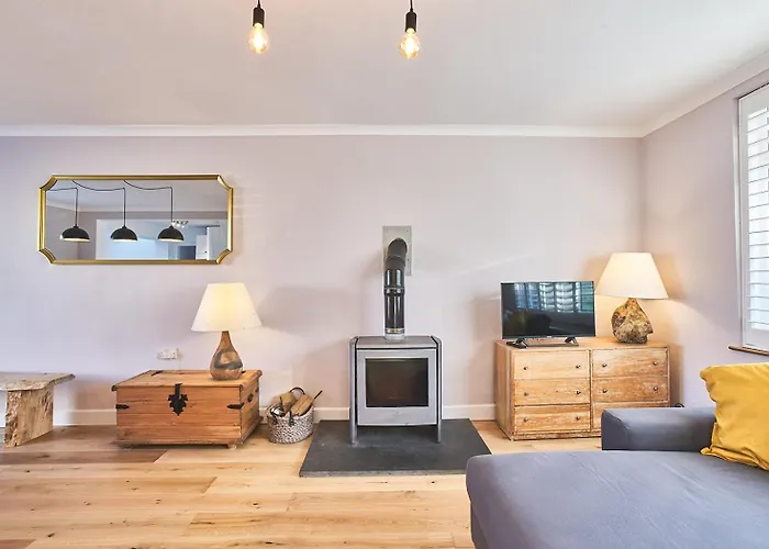 Sunny Days: Beautiful Spacious 4 Bed House