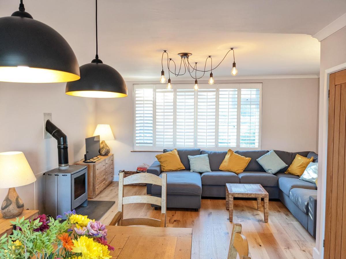 Sunny Days: Beautiful Spacious 4 Bed House