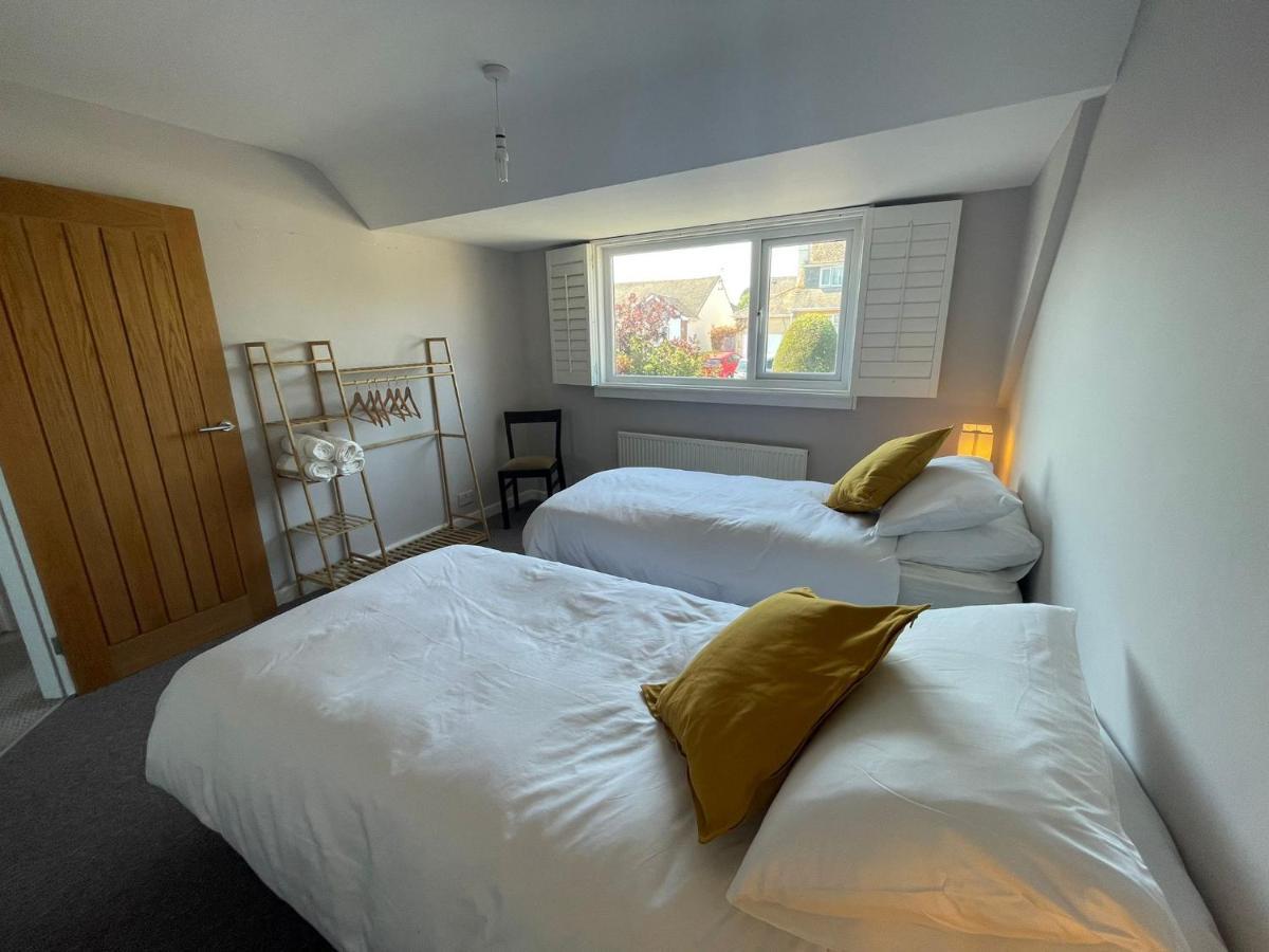 Sunny Days: Beautiful Spacious 4 Bed House