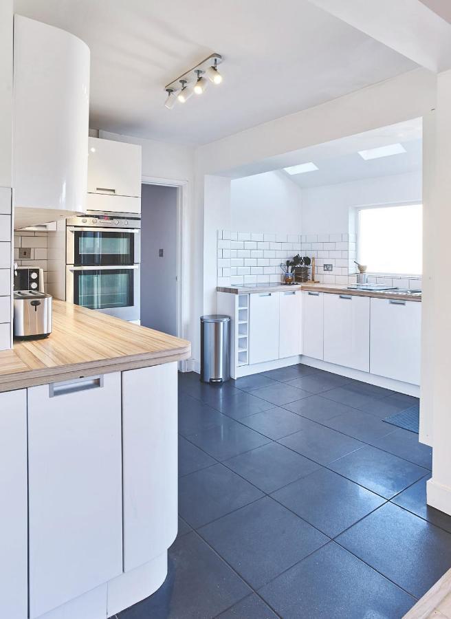 Sunny Days: Beautiful Spacious 4 Bed House Holiday home Torquay