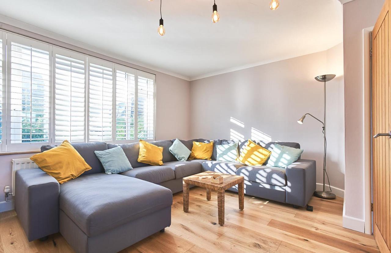 Sunny Days: Beautiful Spacious 4 Bed House *