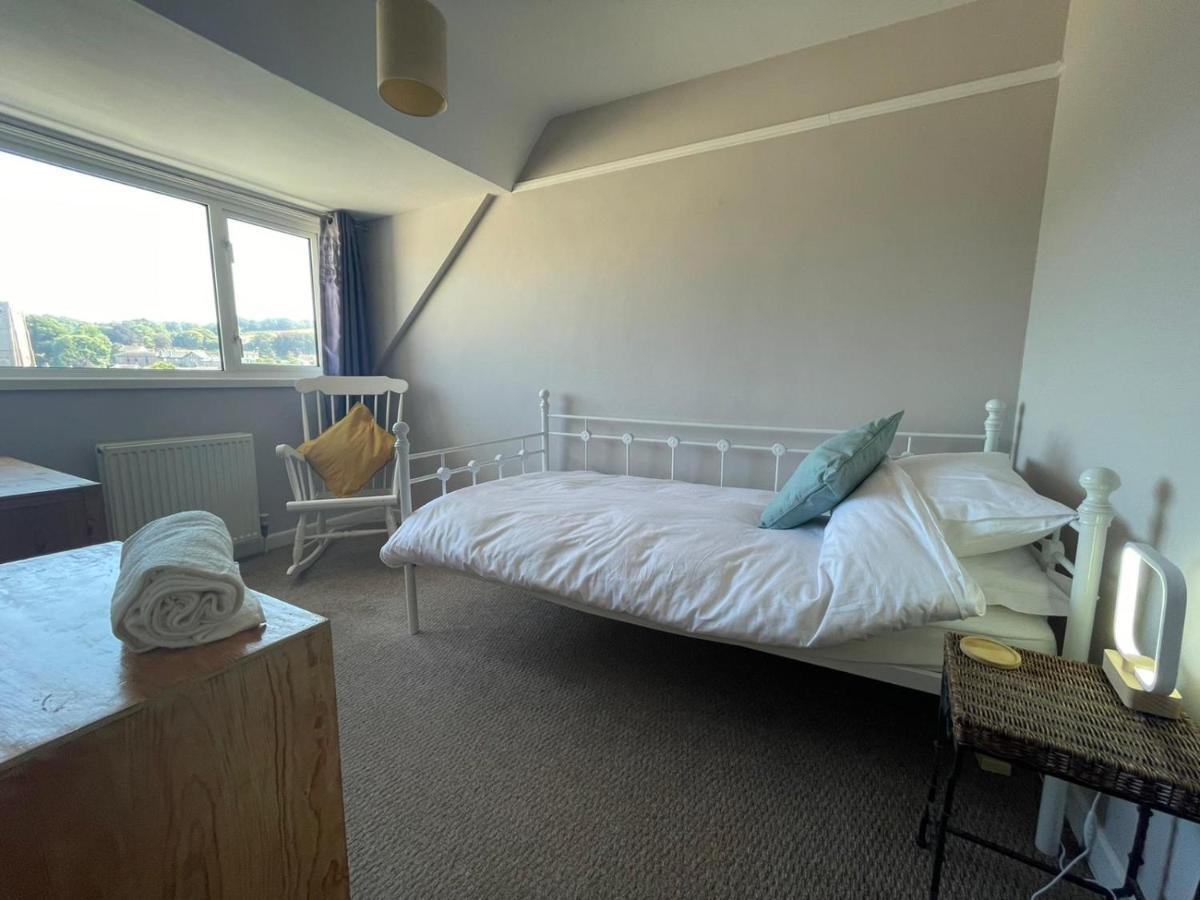 Sunny Days: Beautiful Spacious 4 Bed House Holiday home