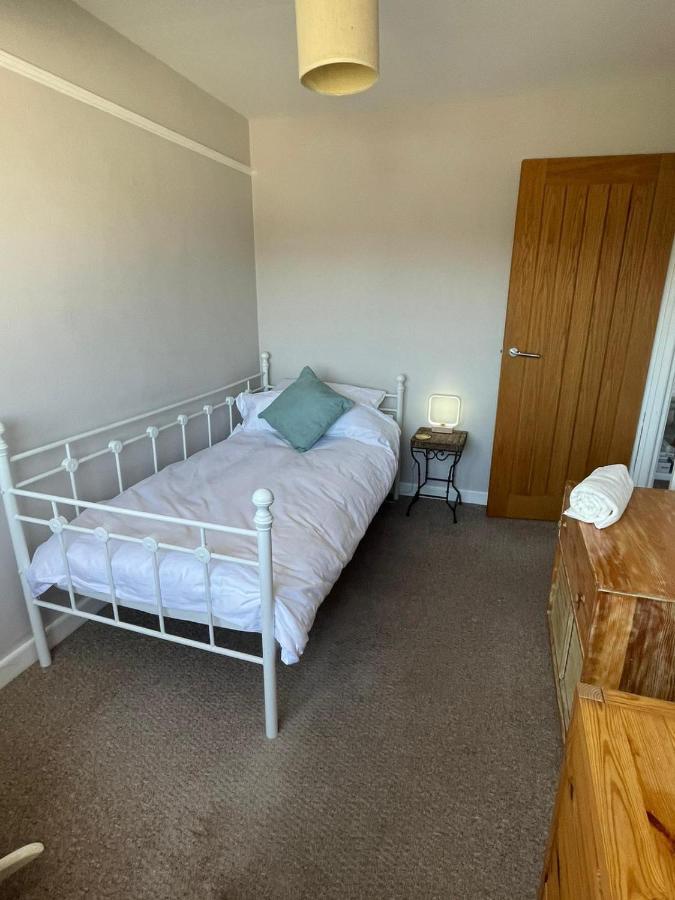 Sunny Days: Beautiful Spacious 4 Bed House *