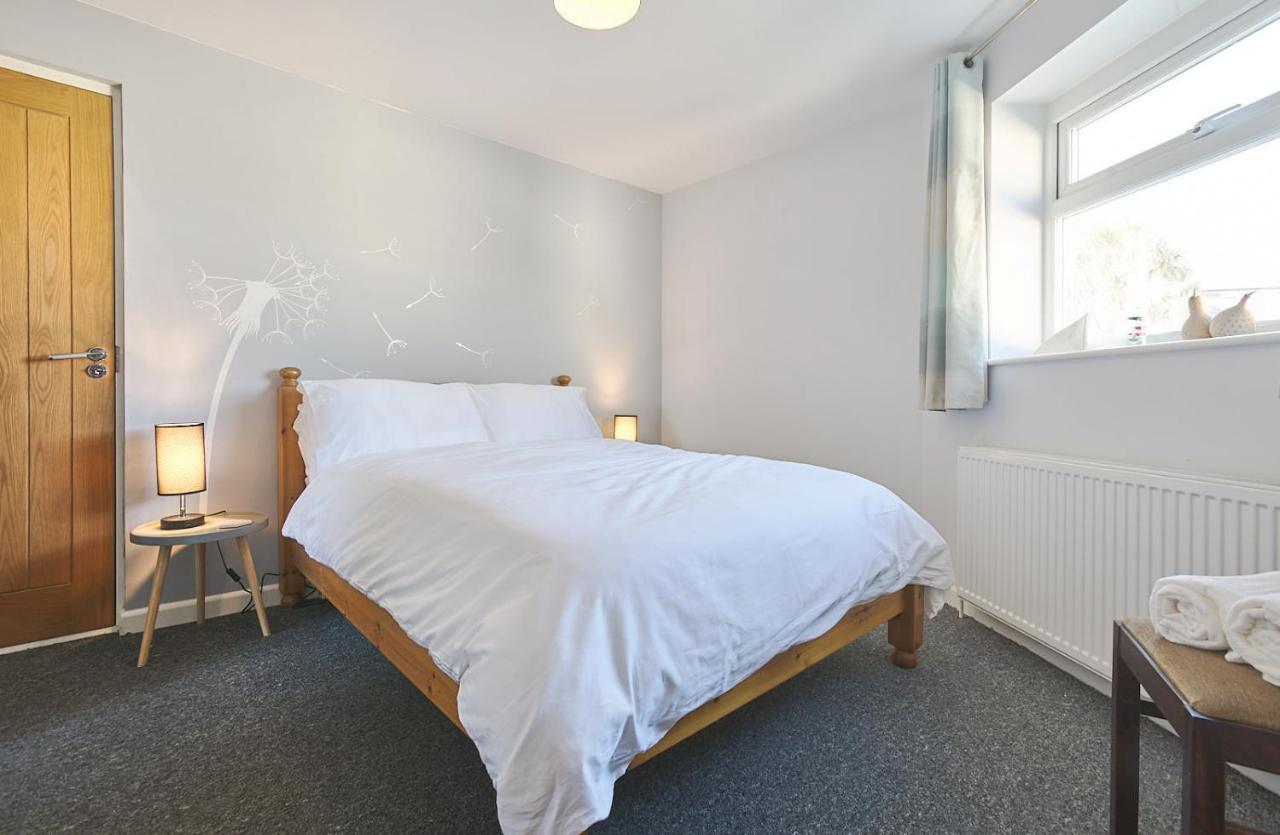 Sunny Days: Beautiful Spacious 4 Bed House *